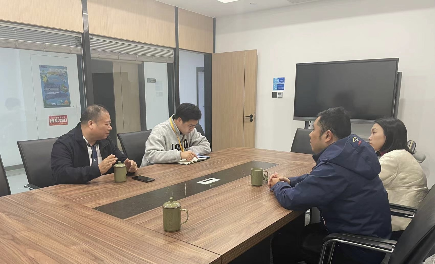 雙嶼街道黨工委委員、紀(jì)工委書(shū)記葉鋒一行赴面粉公司考察調(diào)研